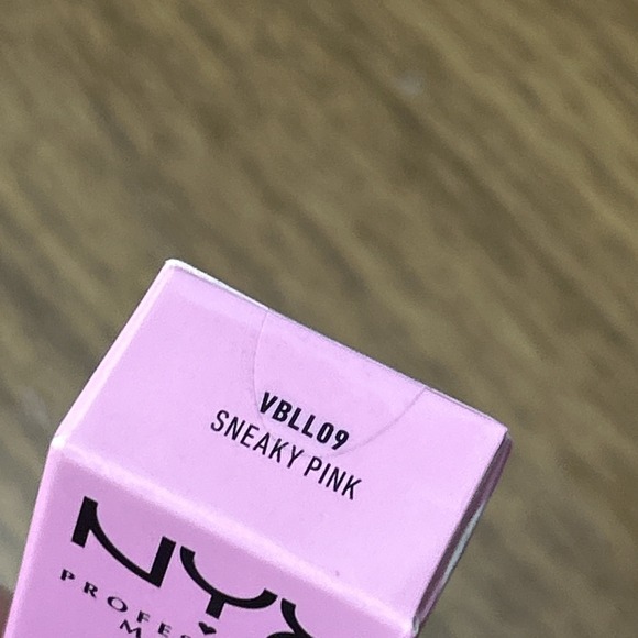 NYX PROFESSIONAL MAKEUP Vivid Brights Liquid Eyeliner Liner - 09 Sneaky Pink - Picture 3 of 5